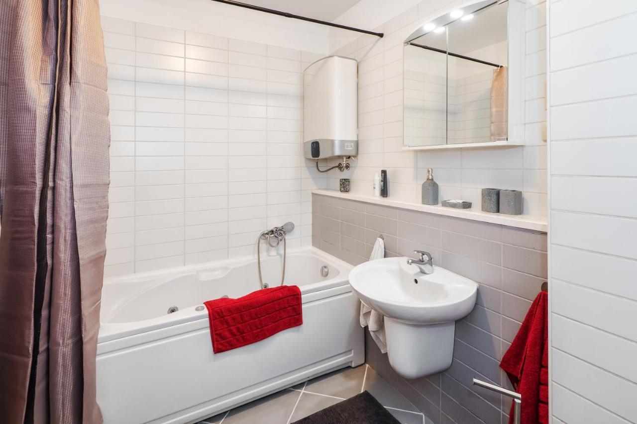 スプリトAiry 2-Br Apt W/ Open Layout & Modern Designアパートメント エクステリア 写真
